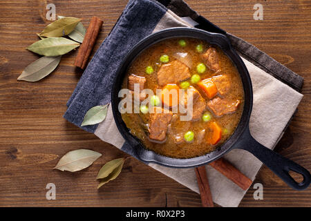 In inverno il concetto di cibo organico in casa spezzatino di manzo o bourguignon in padella Cast-Iron pan con spazio di copia Foto Stock