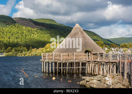 La Scottish Crannog Centre sul Loch Tay, vicino a Kenmore, Perthshire Scozia Scotland Foto Stock