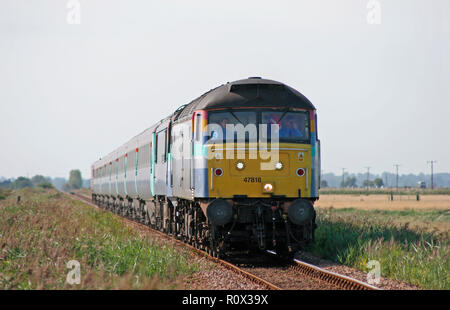 Una classe 47 locomotiva diesel numero 47818 con una classe 90 locomotiva elettrica in forme di traino di un Sabato estivo servizio a Breydon giunzione. Foto Stock