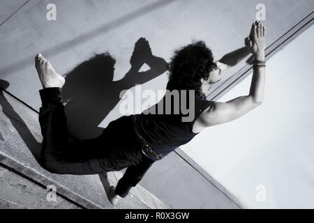 Bollywood dancer man over background urbano Foto Stock