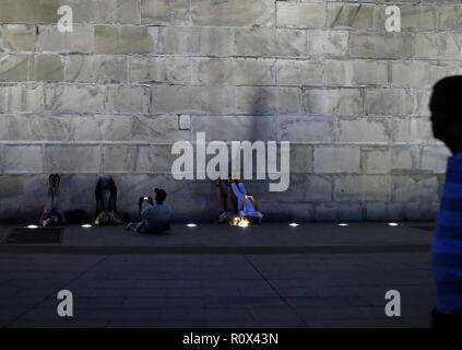 Washington DC, Stati Uniti d'America. Ago 2008. L'uomo guarda come turisti posa sulle loro spalle di scattare le foto da questo punto di vista mozzafiato del Monumento di Washington. Foto Stock