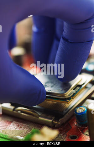 Computer forensics investigator installazione vecchia CPU sulla scheda madre del computer per recuperare la macchina e i dati persi, la stretta di mano Foto Stock