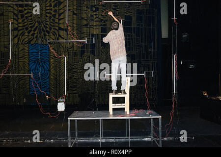 Iran Teheran - Luglio 27, 2018. Il personale e i musicisti fare gli ultimi preparativi prima di uno dei tanti concerti dal vivo nel corso della musica elettronica contemporanea festival CTM x serie Festival 2018 a Teheran. (Photo credit: Gonzales foto - Malthe Ivarsson). Foto Stock