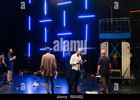 Iran Teheran - Luglio 27, 2018. Il personale e i musicisti fare gli ultimi preparativi prima di uno dei tanti concerti dal vivo nel corso della musica elettronica contemporanea festival CTM x serie Festival 2018 a Teheran. (Photo credit: Gonzales foto - Malthe Ivarsson). Foto Stock