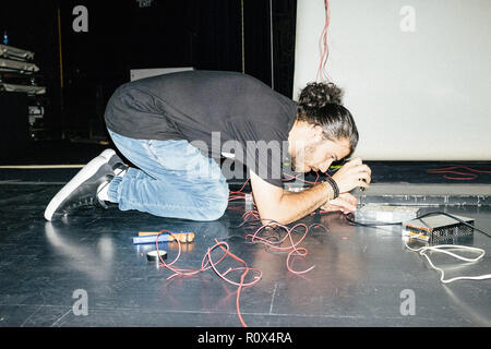 Iran Teheran - Luglio 27, 2018. Il personale e i musicisti fare gli ultimi preparativi prima di uno dei tanti concerti dal vivo nel corso della musica elettronica contemporanea festival CTM x serie Festival 2018 a Teheran. (Photo credit: Gonzales foto - Malthe Ivarsson). Foto Stock