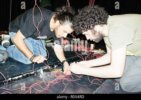 Iran Teheran - Luglio 27, 2018. Il personale e i musicisti fare gli ultimi preparativi prima di uno dei tanti concerti dal vivo nel corso della musica elettronica contemporanea festival CTM x serie Festival 2018 a Teheran. (Photo credit: Gonzales foto - Malthe Ivarsson). Foto Stock