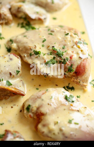 Filetti e cosce di fagiano cotti in casa, fritti e poi cotti in una salsa di brodo di pollo, crema doppia ed erbe aromatiche. Dorset Inghilterra Regno Unito Foto Stock