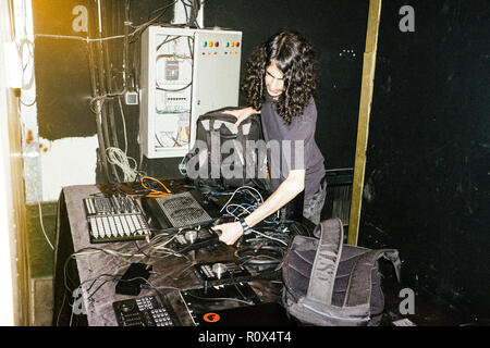 Iran Teheran - Luglio 27, 2018. Behrang Najafi di Temp illusione si prepara per un concerto dal vivo durante la contemporanea electronic music festival CTM x serie Festival 2018 a Teheran. (Photo credit: Gonzales foto - Malthe Ivarsson). Foto Stock