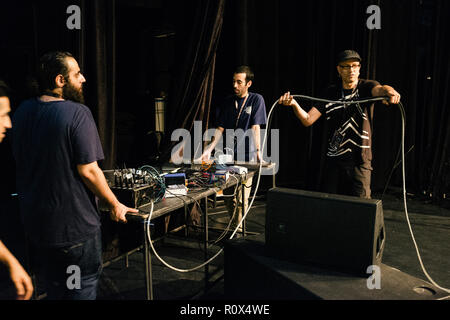 Iran Teheran - Luglio 27, 2018. Il compositore tedesco e musicista Robert Henke (R) si prepara per un concerto dal vivo durante la contemporanea electronic music festival CTM x serie Festival 2018 a Teheran. (Photo credit: Gonzales foto - Malthe Ivarsson). Foto Stock