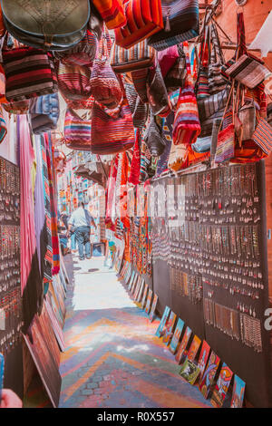 Craft cappelli, borse e altri souvenir in Marocco mercato Foto Stock