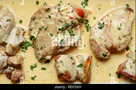 Filetti e cosce di fagiano cotti in casa, fritti e poi cotti in una salsa di brodo di pollo, crema doppia ed erbe aromatiche. Dorset Inghilterra Regno Unito Foto Stock