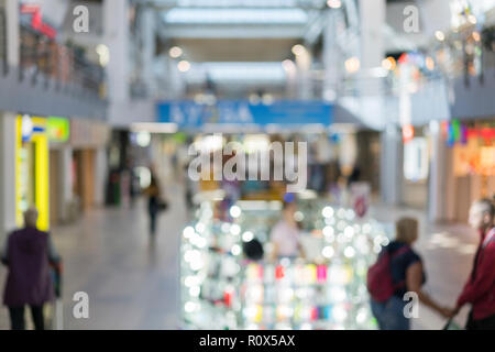 Multi-livello centro commerciale moderno. Sfocata. Foto Stock