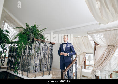 Elegante lo sposo in una camera di hotel Foto Stock