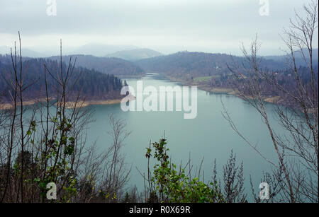 Il lago di Lokve in Croazia su una torbida giornata autunnale, Vista panoramica Foto Stock