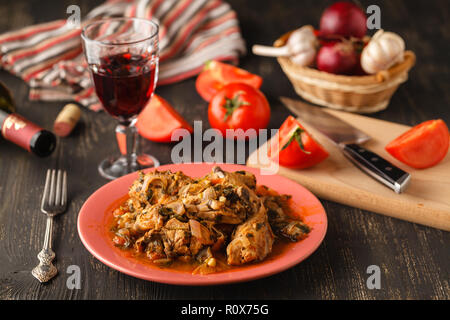 Chakhokhbili spezzatino di pollo con le verdure sul tavolo. vista orizzontale dal di sopra Foto Stock