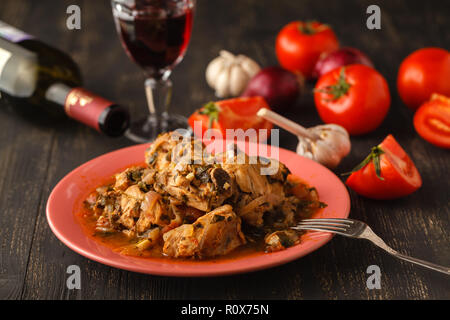 Chakhokhbili spezzatino di pollo con le verdure sul tavolo. vista orizzontale dal di sopra Foto Stock