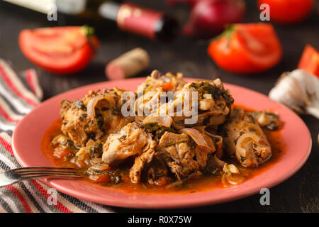 Spezzatino di pollo con spezie e verdure - chakhokhbili close-up sul tavolo Foto Stock