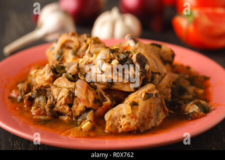 Spezzatino di pollo con spezie e verdure - chakhokhbili close-up sul tavolo Foto Stock