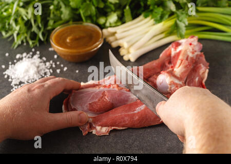 Carne e verdura verde per la cottura chakapuli, una residenza georgiana tradizionale piatto. Foto Stock