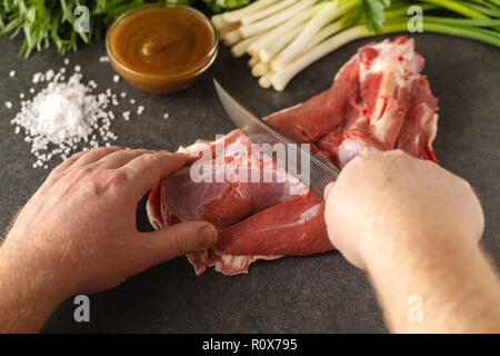 Carne e verdura verde per la cottura chakapuli, una residenza georgiana tradizionale piatto. Foto Stock