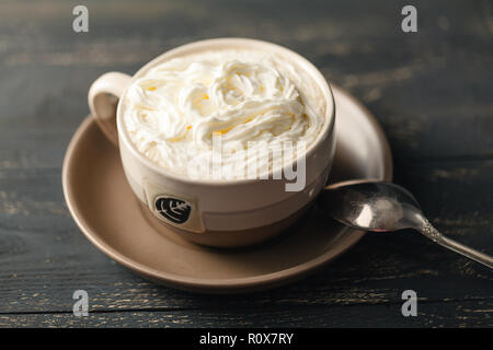 Il frappuccino caffè, tazza di caffè con panna, Italiano deliziosa bevanda Foto Stock