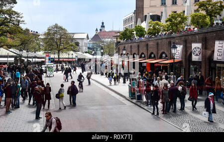 Monaco di Baviera, Germania - 02 Maggio 2016: acquirenti e turisti mill tra le bancarelle e negozi di Marienplatz Foto Stock