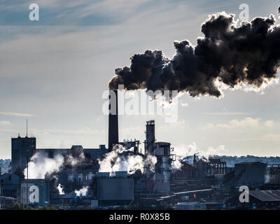 Emissioni di fabbrica - Chimneys fabbrica di barbabietole da zucchero - il fumo e il vapore Backlit provengono dallo stabilimento British Sugar di Bury St Edmunds Suffolk UK Foto Stock