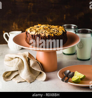 Senza glutine e vegano mandorla cioccolato paleo torta sul tavolo. Foto Stock