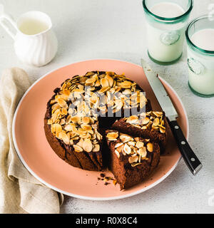 Senza glutine e vegano mandorla cioccolato paleo torta sul tavolo. Foto Stock