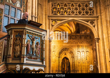 Inghilterra, Kent, Canterbury, Cattedrale di Canterbury, sacerdote condurre la preghiera del mattino Service Foto Stock