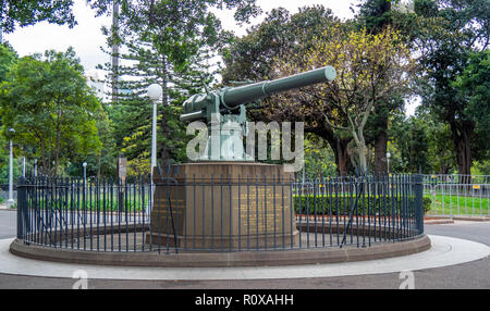 HMAS Sydney 1 - SMS Emden Memorial, o pistola di Emden Guerra Mondiale 1 Storico e distintivo in Hyde Park Sydney NSW Australia. Foto Stock