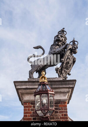 Il Leone e corona sul Trofeo Gates a Hampton Court Palace, Surrey, Inghilterra, Regno Unito. Foto Stock
