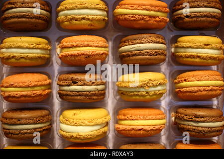 Colorati macarons francese background close up Foto Stock