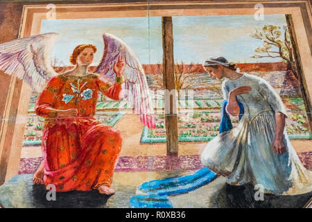 Inghilterra, East Sussex, Polegate, Berwick, San Michele e Tutti gli Angeli Chiesa, pittura murale dell'Annunciazione dal Bloomsbury set artista Vanessa Bell Foto Stock