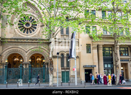 Il gruppo di donne musulmane in piedi da Londra platani nella parte anteriore della Grande Sinagoga di Sydney Elizabeth Street NSW Australia. Foto Stock