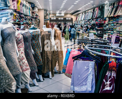 Sari shop,vendita di abiti e tessuto, Southall Broadway, Londra, Foto Stock