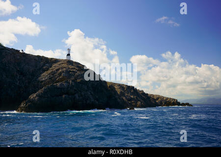 Faro sulle rocce. Paesaggio marittimo nel nord di Maiorca, Baia di Pollenca, Spagna. Foto Stock