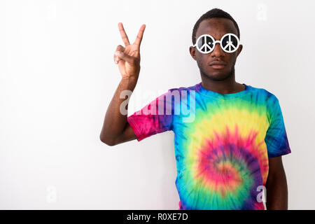 Ritratto di giovane africano hippie facendo segno di pace gesto Foto Stock