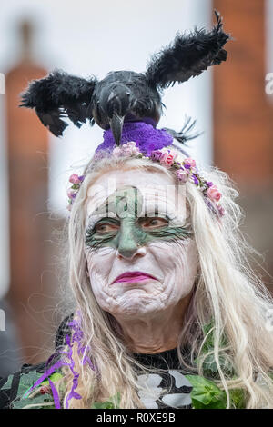 Glastonbury, Regno Unito. 3 novembre 2018. Glastonbury dei draghi selvaggi Samhain Festival di suoneria. Credito: Guy Corbishley/Alamy Live News Foto Stock