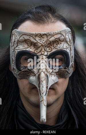 Glastonbury, Regno Unito. 3 novembre 2018. Glastonbury dei draghi selvaggi Samhain Festival di suoneria. Credito: Guy Corbishley/Alamy Live News Foto Stock