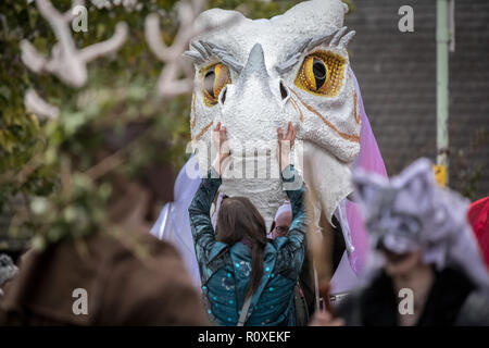 Glastonbury, Regno Unito. 3 novembre 2018. Glastonbury dei draghi selvaggi Samhain Festival di suoneria. Credito: Guy Corbishley/Alamy Live News Foto Stock