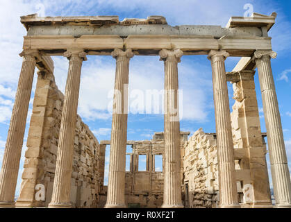 Vista dal basso dell'Eretteo tempio di Athena sull'Acropoli di Atene contro un cielo blu con nuvole wispy Foto Stock