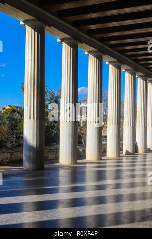 Colonne gettano ombre attraverso il pavimento in marmo della passerella coperta presso il restaurato il secolo a.c. Stoa di Attalos nell'antica agorà di Atene Gree Foto Stock