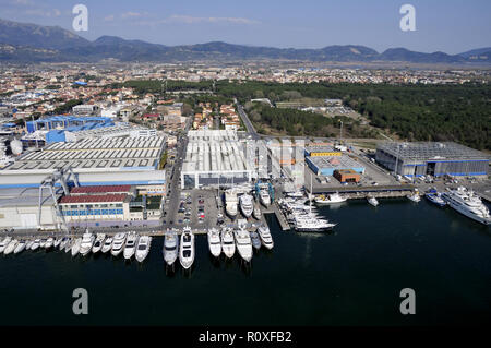 Porto di Viareggio e i suoi cantieri navali, Toscana, Italia. Foto Stock