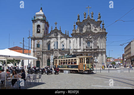 Il n. 18 Il tram passa da Igreja do Carmo nel centro di Porto Foto Stock
