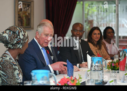 Il Principe di Galles assiste un ricevimento per il Prince's Trust International presso il British Vice Alto Commissario ha la residenza in Nigeria il giorno 8 del suo viaggio in Africa occidentale con la Duchessa di Cornovaglia. Foto Stock