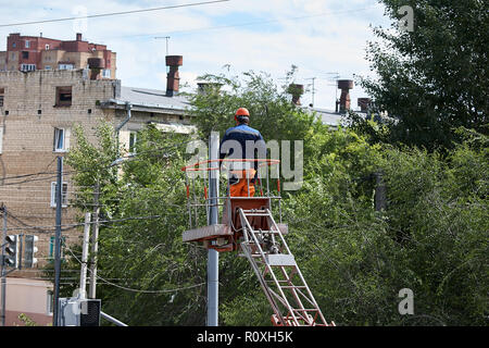 Installazione di un semaforo su un ponte nel pomeriggio nella città di Syzran Russia. Foto Stock