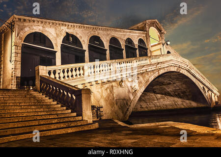 Il ponte di Rialto in dettagli, vista laterale di notte Foto Stock