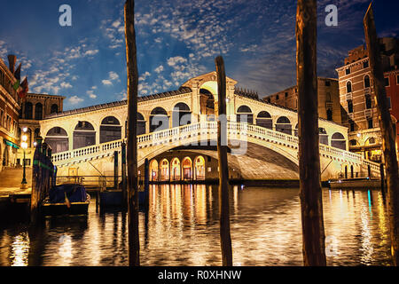 Il ponte di Rialto, vista notturna dal molo delle gondole Foto Stock