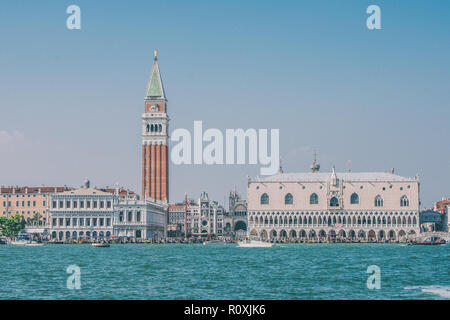 Vista panoramica del Palazzo Ducale, della Basilica di San Marco, della Torre dell'Orologio, del Campanile di San Marco e della Biblioteca Nazionale Marciana di Venezia Foto Stock